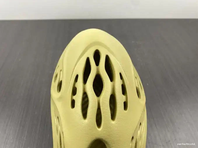 RNNR Adidas Sulfur Yeezy GV6775 Foam 0501